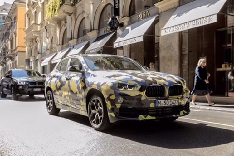 Mới đây, chiếc xe BMW X2 mới bất ngờ xuất hiện và lăn bánh trên đường phố Milan, Ý đã được nhiều người bắt gặp và ghi lại hình ảnh. Ngay lập tức nó đã nhanh chóng trở thành tâm điểm sự chú ý, đặc biệt sự xuất hiện của nó đúng vào thời điểm diễn ra Tuần lễ thời trang Milan.