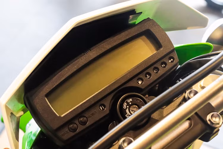 KLX250 mới vẫn sử dụng cụm đồng hồ hiển thị điện tử như trước đây, với một màn hình LCD nhỏ hiển thị đầy đủ thông số như; báo tua, báo tốc độ, báo giờ... các nút bấm cũng được thiết kế đơn giản tiện dụng. Tay lái của xe thiết kế khá cao, phù hợp cho người sử dụng đa địa hình.