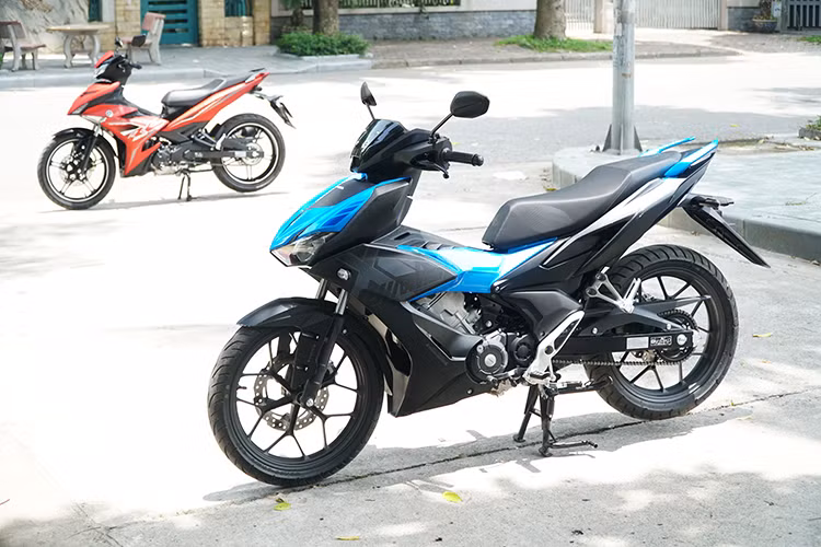 Không có sự thay đổi đáng kể nào ở động cơ, thậm chí do trang bị thêm những option mang tính màu mè như pô to làm tăng trọng lượng xe, giảm khả năng vận hành. Xem ra tham vọng của Honda đã thúc đẩy họ đi quá vội trong nước cờ Winner X. Đáng chú ý, mức giá xe Honda Winner X cũng không hề rẻ, khi phiên bản ABS có giá tới 49,5 triệu đồng.
