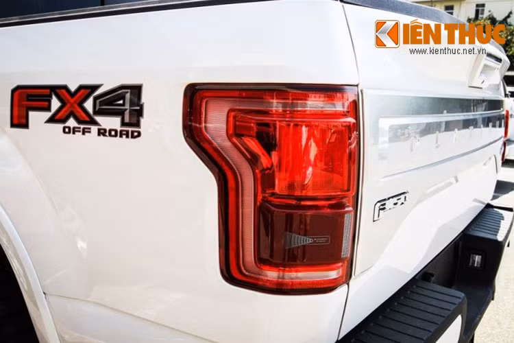 Đuôi xe được dán logo FX4 off road, đèn xi nhan tích hợp đèn hậu LED.