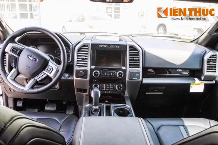 Về nội thất, Ford F-150 Platinum có nhiều chi tiết ốp gỗ, vô lăng có chức năng sưởi, hàng ghế sau cũng có chức năng sưởi, dây đai an toàn phía sau có thể thổi phồng và ghế trước có chức năng mát-xa.