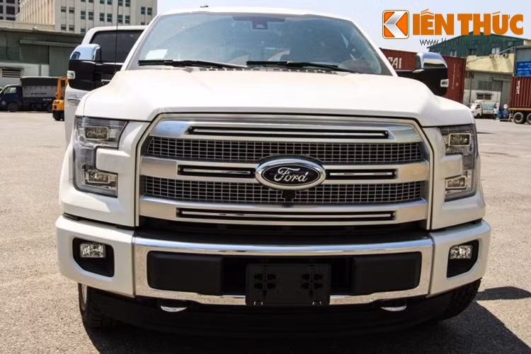 Chiếc Ford F-150 màu trắng này thuộc phiên bản 2015 và là bản Platinum, bản trang bị cao nhất.