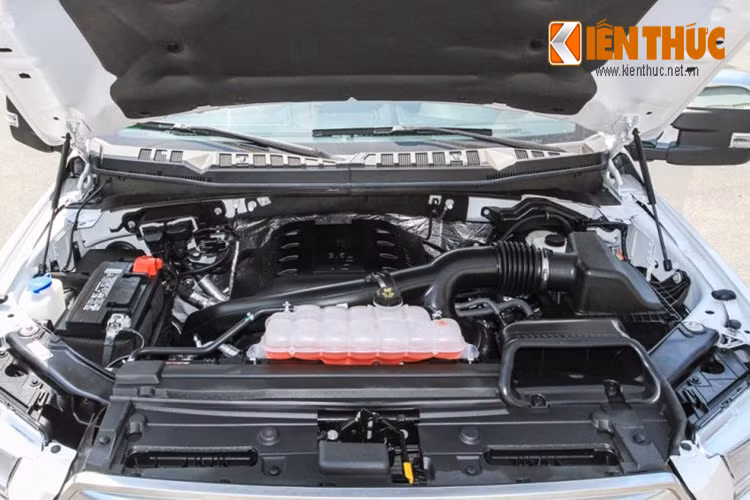  Ford F-150 Platinum 2015 được trang bị động cơ EcoBoost V6 3.5L, công suất 365 mã lực, moomen xoắn 420 Nm. Ngoài ra, nó cón có các tùy chọn như động V6 2.7 lít EcoBoost, công suất 325 mã lực, mômen xoắn cực đại 508 Nm, và động cơ V8 5.0 lít.