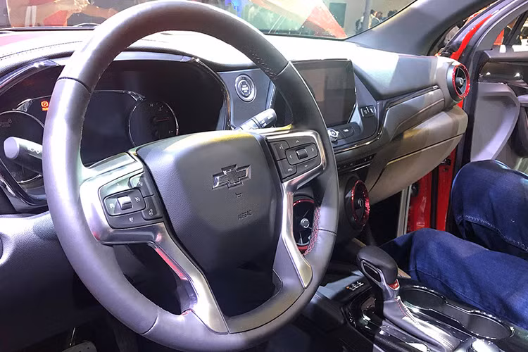 Theo hãng xe ôtô Chevrolet cho biết Blazer có nội thất được thiết kế tập trung vào người lái. Khoảng để chân thoải mái, cửa điều hòa dạng tròn và tay nắm thiết kế đẹp mắt .Ở những bản trang bị cao cấp, Chevrolet Blazer 2019 sẽ có cửa sổ trời 2 mảnh toàn cảnh Paronama.