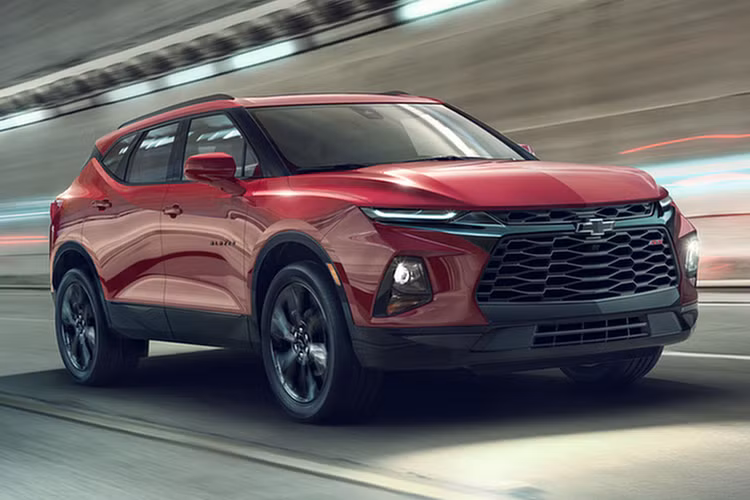 Nếu được ra mắt tại Thái Lan vào năm sau thì khả năng cao trong tương lai gần Blazer 2019 sẽ được giới thiệu tại Việt Nam. Nhiều người tiêu dùng lo lắng sau khi GM Việt Nam về tay Vinfast mẫu xe này sẽ khó được phân phối. Tuy nhiên, chúng ta cứ ho vọng vì rất có thể đây sẽ là mẫu xe chiến lược của liên doanh GM - Vinfast.