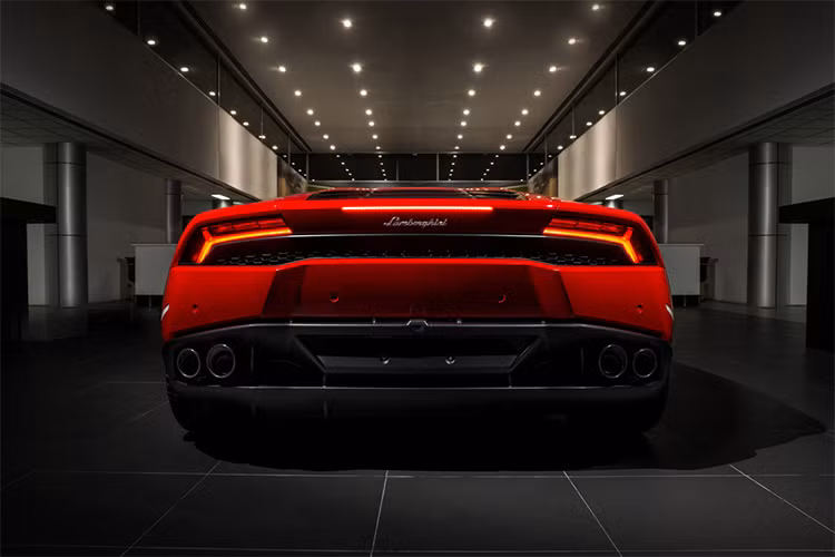 Siêu xe Lamborghini Huracan LP610-4 sở hữu dàn đèn pha trước full LED là cải tiến so với thế hệ trước đây. Bên cạnh đó, chiều cao siêu xe này chỉ 1,165 mm, ngang hông người lớn. Thân xe với các chi tiết được làm từ sợi carbon bao gồm ốp cản trước, cánh gió, ốp thân xe...