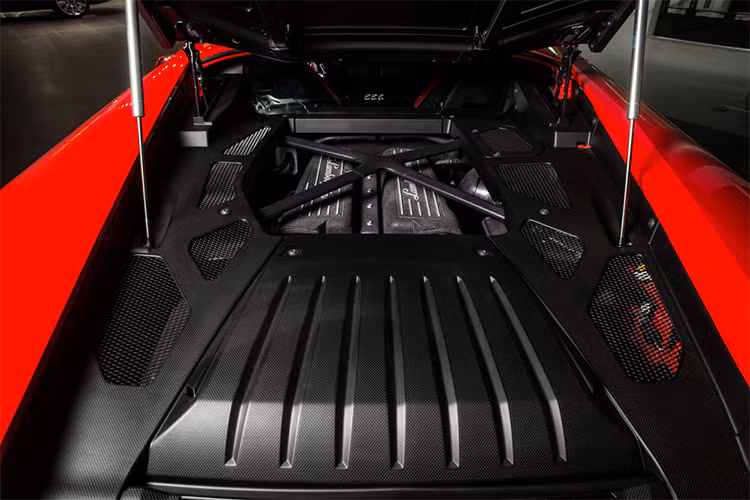 Trọng lượng 1.422kg giúp xe tăng tốc từ 0-100 km/h trong 3,2 giây trước khi đạt vận tốc tối đa 325 km/h. Trong ký hiệu LP610-4, số 610 tượng trưng cho công suất, còn 4 tượng trưng cho hệ dẫn động 4 bánh.