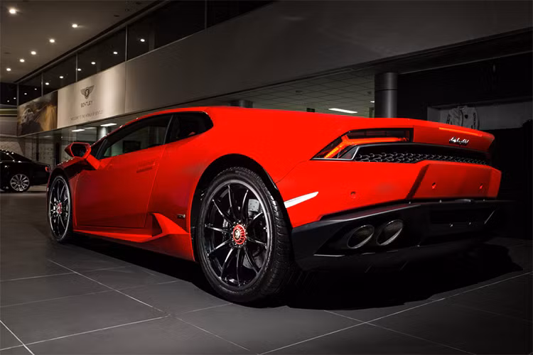 Siêu xe Huracan LP610-4 màu đỏ độc nhất Việt Nam là 1 trong 2 chiếc Lamborghini chính hãng được đưa về nước trong năm 2017. Chiếc Huracan LP610-4 còn lại mang ngoại thất màu đen. Tiếp nối thành công của người đàn anh Gallardo, Huracan hiện là mẫu xe giúp hãng siêu xe Lamborghini đạt được doanh số rất cao tính trên thị trường.