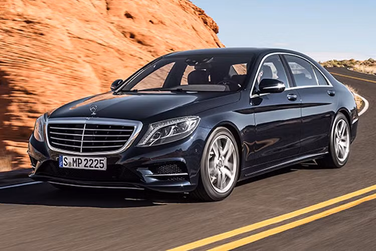 "Đứng đầu danh sách xe hạng sang hàng đầu trên thị trường của Top Gear là mẫu sedan của thương hiệu xe Đức. Các đối thủ luôn chờ để soán ngôi, nhưng S-Class vẫn đang là mẫu xe hạng sang được chúng tôi yêu thích nhất. Tạm thời là vậy". Đây là lời nhận xét của Top Gear dành cho dòng sedan cao cấp nhất của Mercedes-Benz.