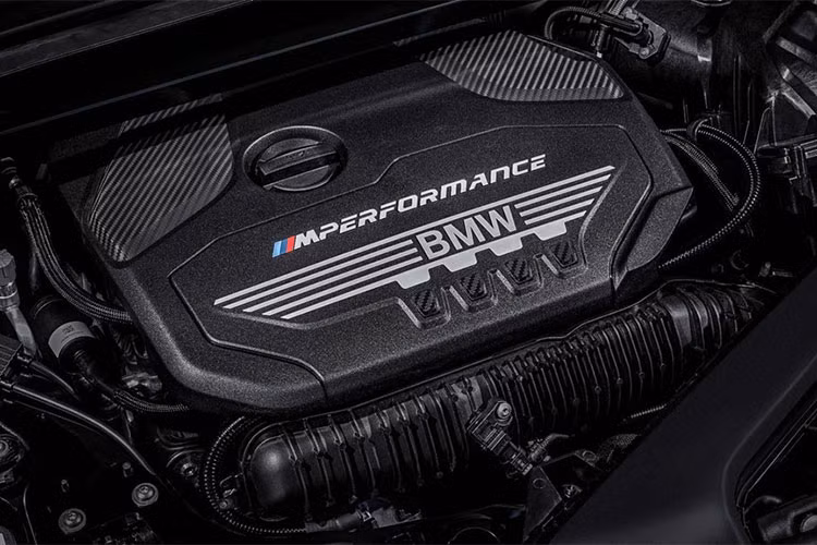 Tại thị trường nước ngoài, BMW X2 sDrive20i mới sử dụng động cơ tăng áp kép 2.0L, công suất 192 mã lực và mô-men xoắn cực đại 280 Nm, đi kèm hộp số ly hợp kép 7 cấp hoặc tự động 8 cấp. Khả năng tăng tốc của BMW X2 từ 0-100 km/h trong 7.7 giây và đạt vận tốc cực đại 227 km/h.