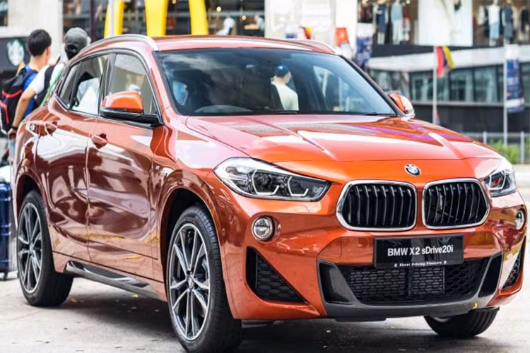 BMW X2 là mẫu xe mới nhất trong gia đình X-Series của thương hiệu xe Đức. Mẫu xe này sở hữu gói trang bị thể thao M-Sport với một số thay đổi về ngoại thất như cản trước và sau được thiết kế thể thao hơn, hệ thống treo M-Sport giúp khoảng sáng gầm hạ xuống 10mm, ghế thể thao...