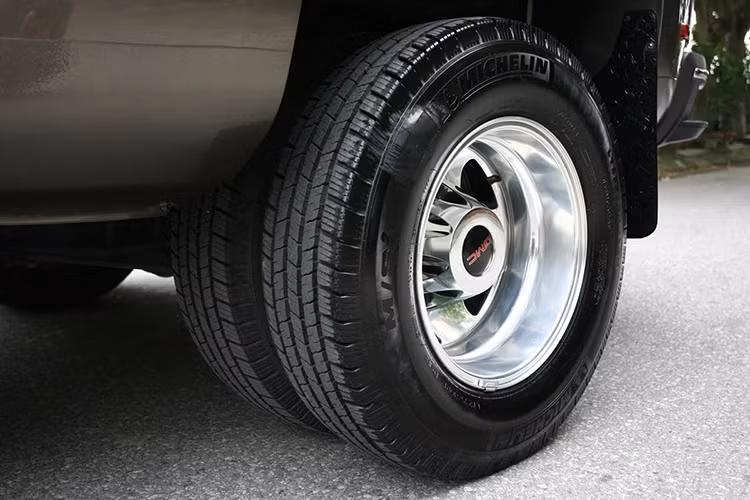 GMC Sierra 3500HD sử dụng động cơ Vortec V8, dung tích 6.0 lít, sản sinh công suất tối đa 360 mã lực tại vòng tua máy 5.400 vòng/phút và mô-men xoắn cực đại 380 Nm tại vòng tua máy 4.200 vòng/phút. Sức mạnh được truyền tới bánh thông qua hộp số tự động 6 cấp.
