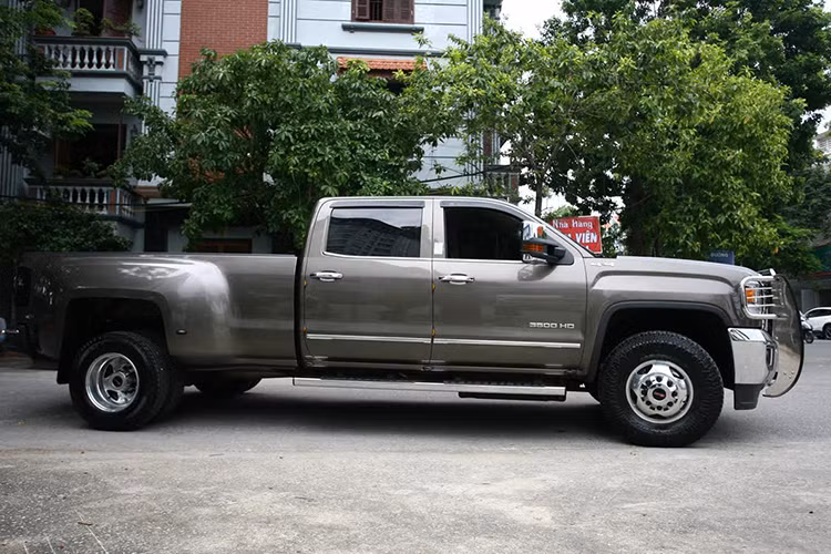Chiếc siêu xe bán tải GMC Sierra 3500HD duy nhất tại Việt Nam này được nhập về Hà Nội bởi một nhà nhập khẩu tư nhân và bán ra thị trường với mức giá lên đến hơn 3 tỷ đồng. Tại thị trường Mỹ, giá khởi điểm cho chiếc xe này là 34.635 USD.