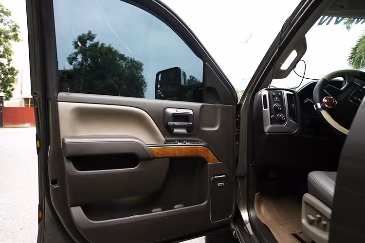 Ở bên trong, các chi tiết nội thất trên Sierra 3500HD được thiết kế vuông vức, thô ráp, đậm chất "xe cơ bắp Mỹ". Mặc dù vậy, chiếc xe vẫn sở hữu những tiện nghi cao cấp như cabin bọc da, một số chi tiết ốp gỗ cao cấp, hệ thống thông tin giải trí có kết nối 4G...