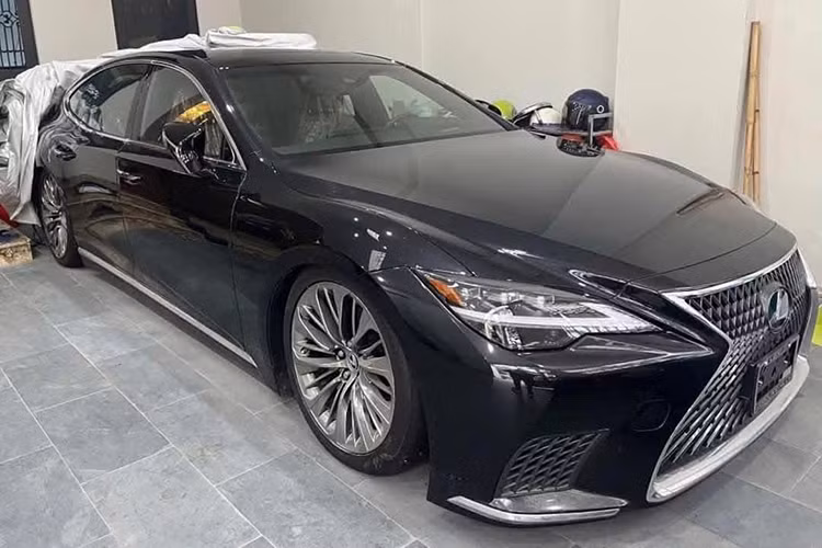 Bên cạnh đó, do thương hiệu xe sang Lexus chưa ra mắt phiên bản facelift hay thế hệ mới của dòng LS, nên mẫu xe này vẫn giữ nguyên thiết kế và công nghệ hiện đại so với các phiên bản mới nhất trên thị trường.
