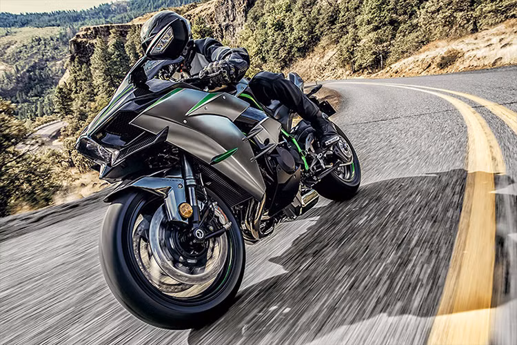 Như đã biết Kawasaki Ninja H2 sử dụng động cơ 4 xy-lanh cùng khả năng đạt vận tốc tối đa 336 km/h. Với dung tích xy-lanh là 999 cc, làm mát bằng dung dịch, tích hợp công nghệ siêu nạp, giúp sản sinh công suất tối đa hơn 200 mã lực tại tua máy 11.000 vòng/phút và mômen xoắn cực đại 134 Nm tại tua máy 10.500 vòng/phút.