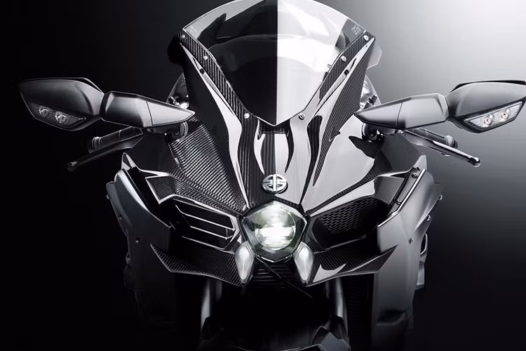 Thiết kế của Kawasaki Ninja H2 mang phong cách rất khác biệt &amp; mạnh mẽ, chiếc xe như đến từ một hành tinh khác vậy, nó trở thành một sản phẩm mang vẻ đẹp của tốc độ, của đường đua và cá tính độc đáo không lẫn vào đâu được. Mỗi một góc cạnh, mỗi một chi tiết, từ cánh gió bằng sợi carbon đến vè trước, dàn áo, dàn đuôi... đều được thiết kế để vừa mang lại hiệu suất vận hành cao, vừa mang phong cách độc đáo.