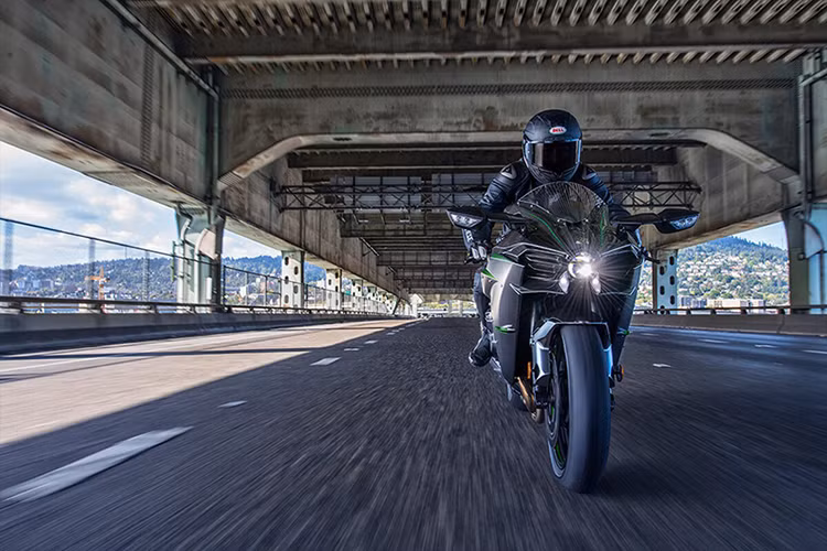 Ở phiên bản được đồn đoán đang có mặt tại Việt Nam thì mẫu xe này là phiên bản Kawasaki Ninja H2 Carbon và chỉ được sản xuất 120 chiếc giới hạn trên toàn thế giới. Trước đây, Việt Nam đã chứng kiến 2 chiếc thuộc phiên bản này với trị giá hơn 1 tỷ đồng và date 2017. Theo một số thông tin, Kawasaki Việt Nam đang có 1 chiếc thuộc phiên bản 2020 Carbon trong lô hàng mới nhập về và chưa hé lộ danh tính chủ nhân.