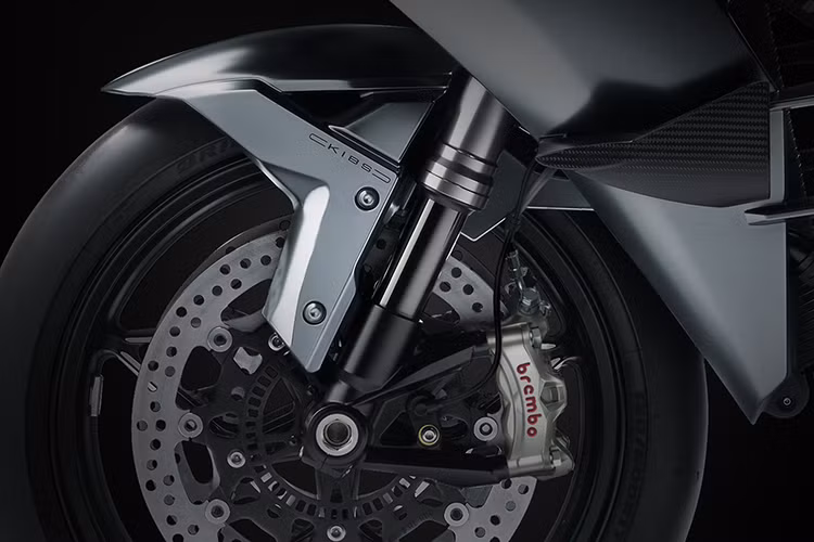 Xe được trang bị giảm xóc sau Öhlins®️️️️️️️️️️️️️️️️️️️️ TTX36, với hệ thống điều chỉnh trước tải từ xa, có thể điều chỉnh toàn bộ hành trình, đem lại khả năng giảm xóc chính xác để tăng cường lực kéo, sự thoải mái và phản hồi tốt nhất cho người lái. Phuộc trước là loại KYB®️️️️️️️️️️️️️️️️️️️️ AOS-II (Air-Oil-Separate) cho ma sát thấp, có thể điều chỉnh toàn bộ hành trình, mang lại khả năng thích ứng tuyệt vời.