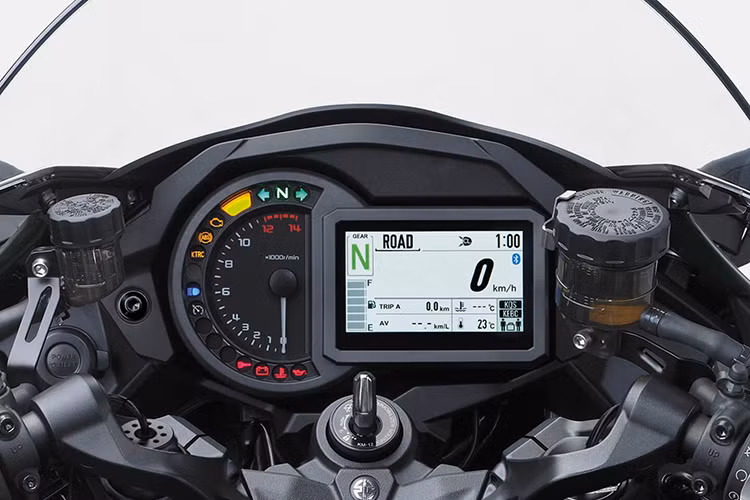 Ninja H2 được sơn một lớp phủ cho bình xăng phía trên vô cùng đặc biệt, nó có thể làm những vết trầy xước nhỏ có thể tự liền lại (self-repairing coating. Xe có thiết kế mang tính khí động học cao, giúp xe giảm lực cản gió xuống mức tối thiểu, tăng thêm lực ép xuống mặt đường và đảm bảo luồng khí tối ưu cho hệ thống tăng áp siêu nạp của động cơ.