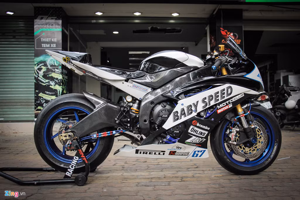 Mẫu xe môtô Yamaha YZF-R6 là một trong những huyền thoại của phân khúc sportbike 600 cc với sức mạnh đáng nể, thậm chí 'nước đầu' của R6 gần như ngang ngửa đàn anh Yamaha YZF-R1. Chiếc Yamaha R6 thế hệ thứ 3 này được độ mạnh tay theo phong cách xe đua GP.