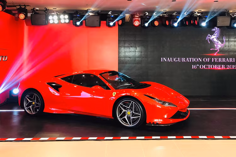 Đáng chú ý, trong ngày khai trương Ferrari chính hãng tại Việt nam - đại gia ngành y tế nổi tiếng trong giới chơi xe cũng nằm trong danh sách những khách mời của sự kiện. theo một nguồn tin riêng của Kiến Thức thì vị đại gia này cũng tiết lộ mình đã đặt chiếc Ferrari F8 Tributo mới này.