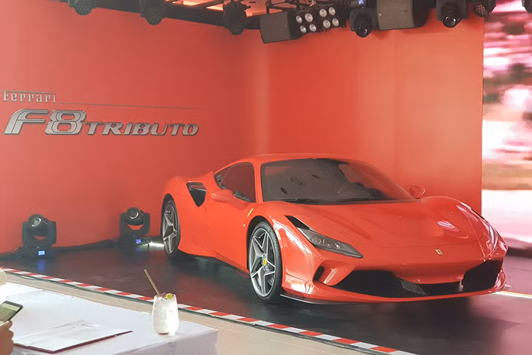 Tại thị trường Việt Nam, siêu xe Ferrari chính hãng sẽ được phân phối thông qua công ty TNHH VINA ASC Automotive đến từ Hàn Quốc. Đây là một doanh nghiệp khá mới tại Việt Nam bởi mới chỉ chính thức hoạt động tại thị trường ôtô nước ta từ tháng 1 năm nay.