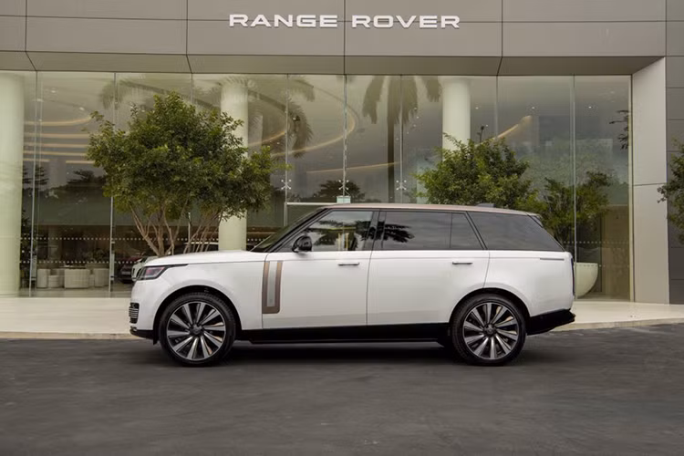 Mẫu xe SUV Range Rover SV 2024 mới nổi bật hơn nhờ những cải tiến được ứng dụng cẩn thận để làm nổi bật và hoàn thiện cho thiết kế hiện đại hơn. Cản trước và lưới tản nhiệt năm thanh độc đáo tạo nên sự khác biệt cho mẫu xe chủ lực mới, với khe hở phía dưới có năm lưỡi mạ kim loại cùng chiều rộng đầy đủ được thực hiện chính xác.