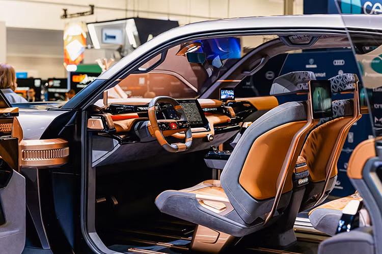 Mẫu xe bán tải điện VinFast Wild concept này sẽ có 3 màn hình bên trong khoang lái, bao gồm một màn hình trung tâm, một màn hình phía sau vô lăng và một màn hình dành cho hành khách phía trước. 