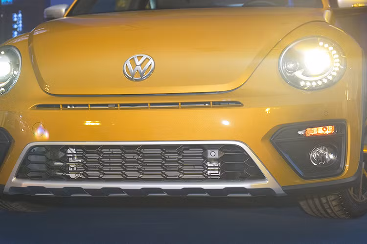 So với phiên bản thường, con bọ Beetle Dune nổi bật và khỏe khoắn hơn với nhiều thay đổi về thiết kế theo phong cách của một chiếc xe "con bọ" Beetle Type 1 cổ, được độ theo phong cách baja hay chạy đồi cát, đúng như tên gọi Dune của xe đã chỉ ra. Xe được trang bị cụm đèn pha Bi-xenon tích hợp đèn LED DRL, hệ thống đèn hậu LED tiêu chuẩn.