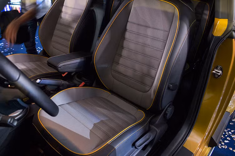 Tại thị trường Việt Nam, mẫu xe Beetle Dune chỉ được Volkswagen bán ra duy nhất một phiên bản động cơ đó là máy 2.0l tăng áp 4 xi-lanh thẳng hàng, đạt công suất tối đa 220 mã lực và mô-men xoắn cực đại 350 Nm. Xe được trang bị hệ dẫn động cầu trước và hộp số ly hợp kép DSG 7 cấp.