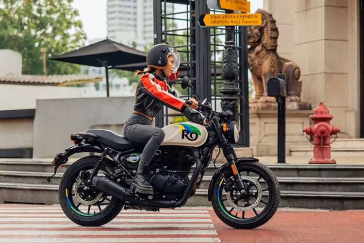 Xe sử dụng động cơ 349cc xi-lanh đơn, làm mát bằng không khí, sản sinh 20,48 mã lực và mô-men xoắn 27Nm, kết hợp hộp số 5 cấp. Động cơ này được chia sẻ với các mẫu Bullet 350, Meteor 350 và Classic 350.