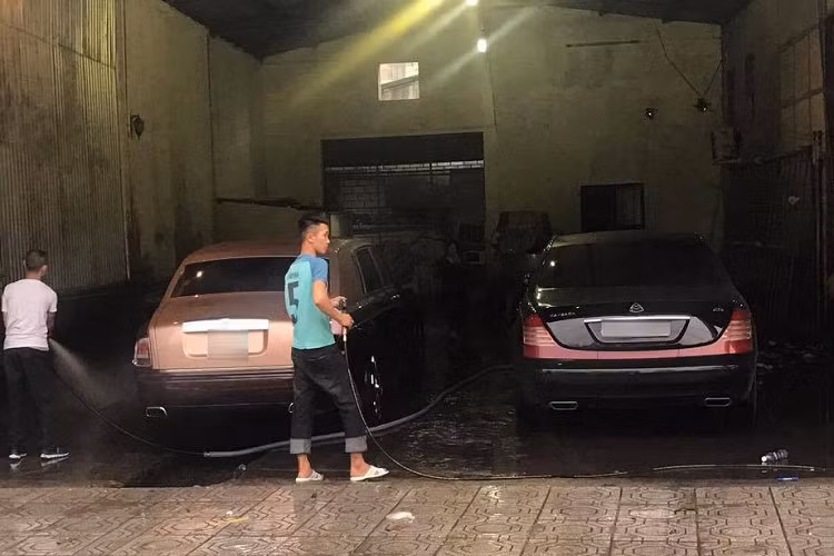 Còn xe thứ 2 là Mercedes-Maybach S600 Pullman, phiên bản siêu đắt đỏ và sản xuất giới hạn. Chiếc xe siêu sang Mercedes-Maybach S600 Pullman của ông Quyết được nhìn thấy lăn bánh trên đường với biển số 30F nên có thể được chủ nhân chi ra hơn 60 tỷ đồng để sở hữu.