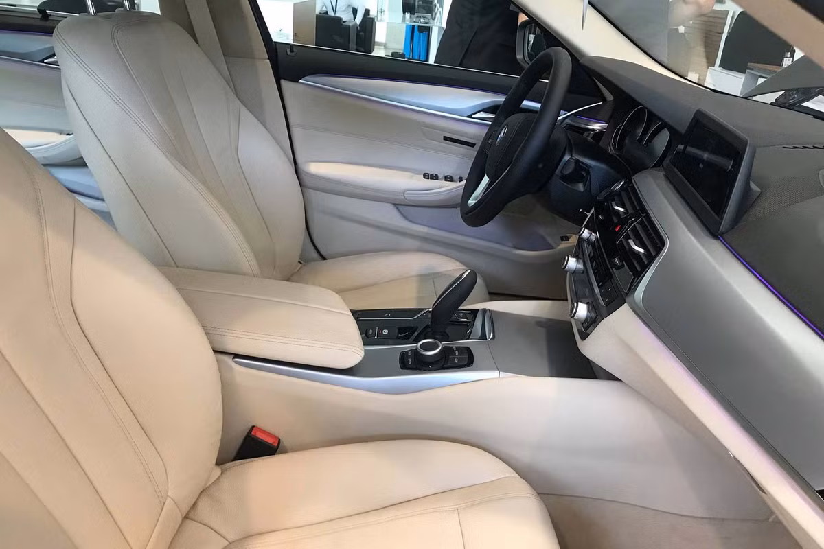 BMW cung cấp các trang bị tùy chọn mở rộng cho BMW 5 Series mới như: chỗ để chân rộng hơn cho hành khách ngồi phía sau và chỗ ngồi thoải mái với tính năng mát-xa, ghế sử dụng cảm biến cảm ứng và hệ thống điều hoà 4 vùng độc lập với gói trang bị hương thơm Ambient Air. Công nghệ Synergy Thermoacoustic Capsule (SYNTAK) với tính năng cách âm cho kính chắn gió và trần xe giúp làm giảm đáng kể tiếng ồn...