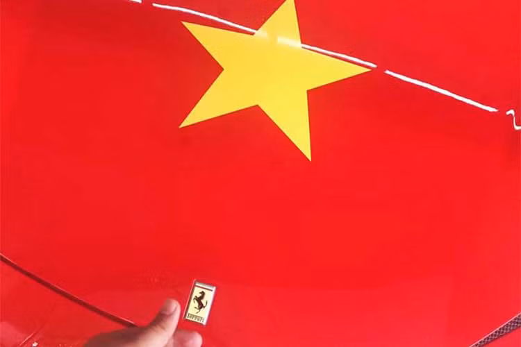 Mẫu xe trong bài từng thuộc sở hữu của Phan Thành, nhưng đã được anh bán lại khá lâu. Sau khi đổi sang chủ mới, xe được dán decal trắng mờ. Mới đây, mẫu xe này tiếp tục chuyển chủ và trở về màu nguyên bản.
