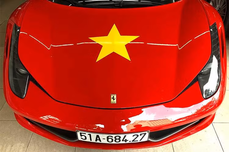Chủ nhân chiếc siêu xe Ferrari 458 Italia màu đỏ tại TP HCM đã dán thêm ngôi sao vàng 5 cánh lên nắp capo trên nền sơn đỏ rực khiến chiếc siêu xe giống với Quốc kỳ Việt Nam. Hình ảnh lan truyền trên mạng ngay trước trận bán kết U23 châu Á giữa đội tuyển Việt Nam và Qatar.