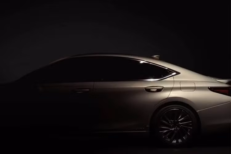 Với vai trò là mẫu xe thay thế cho dòng Lexus GS nhưng nó sẽ không có hệ dẫn động cầu sau (RWD) như GS... Mặc dù bên trong nội thất vẫn chưa được công bố chi tiết, tuy nhiên các chuyên gia dự đoán rằng Lexus sẽ tăng chiều dài xe để hàng ghế sau không quá chật chội.