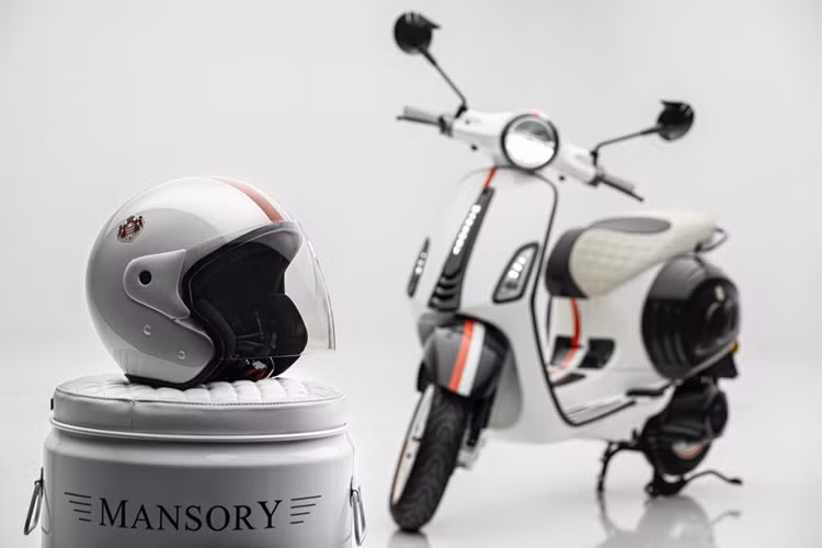 Để so sánh, mức giá xe Vespa Elettrica tiêu chuẩn được ra mắt vào năm 2017 có mức bán lẻ chính hãng là 7.999 USD (tương đương khoảng 203 triệu đồng) trước thuế tại thị trường Mỹ. 