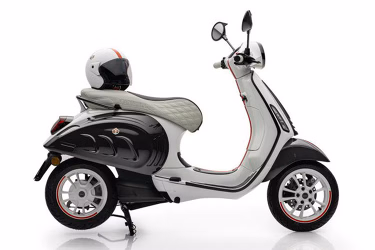 Dự án có tên Vespa Elettrica Monaco Edition 2024 mới được lấy cảm hứng từ bản độ siêu xe Ferrari 458 Spider Monaco của Mansory ra mắt vào năm 2012. Trong khi đó, phần đầu xe lấy ý tưởng từ chiếc Ferrari Enzo.