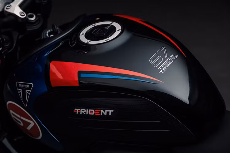 Trident Triple Tribute vẫn giữ nguyên chiều cao yên xe 805mm dễ chống chân như tiêu chuẩn và nặng 189kg khi sẵn sàng lái. Chiếc Trident Triple Tribute năm 2024 có sự khác biệt nhờ thiết kế có nhiều chi tiết màu trắng, tuy nhiên cả hai phiên bản đều có số 67.