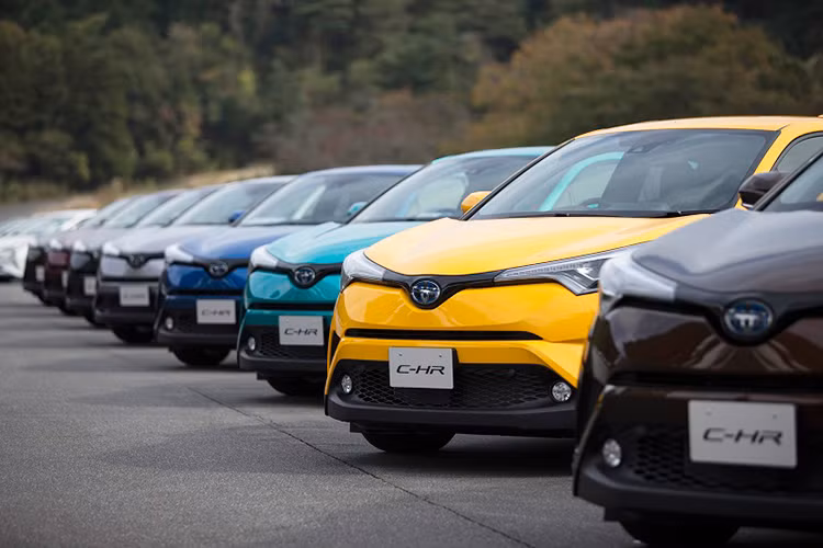 Vào hồi tháng 4/2017, mẫu crossover cỡ nhỏ mới ra mắt Toyota C-HR đã trở thành xe bán chạy nhất tại thị trường quê nhà Nhật Bản. "Thừa thắng xông lên", mẫu xe Toyota C-HR mới đã tiếp tục trở thành "vua doanh số" tại thị trường Nhật Bản trong nửa đầu năm 2017.