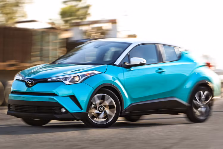 Khả năng lái và vận hành của mẫu crossover cỡ nhỏ Toyota C-HR cũng sẽ tốt hơn nhiều dòng nhờ vào trọng tâm thấp và hệ thống trợ lái thủy lực của xe. Đi cùng với đó là hộp số sàn 6 cấp hoặc CVT, hệ dẫn động 2 hoặc 4 bánh. Ngoài ra, ở 1 số thị trường đặc biệt, Toyota còn có thể cung cấp động cơ Dual VVT-i 2.0 L cho công suất 147 mã lực và mô-men xoắn cực đại 187 Nm.