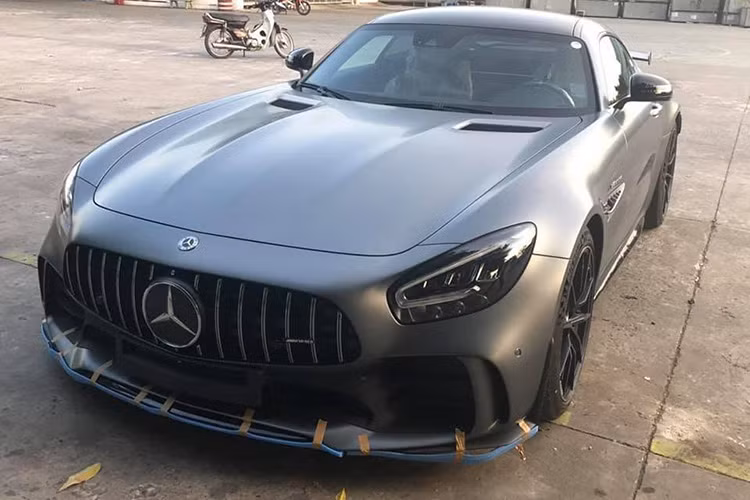 Tuy nhiên theo nhiều nguồn tin, không loại trừ Cường Đô la sẽ được Mercedes-Benz Việt Nam hỗ trợ về giá thành khi mua xe Mercedes-AMG GT R do là người nổi tiếng chơi xe và là khách hàng rất thân thiết của thương hiệu Mercedes-Benz.