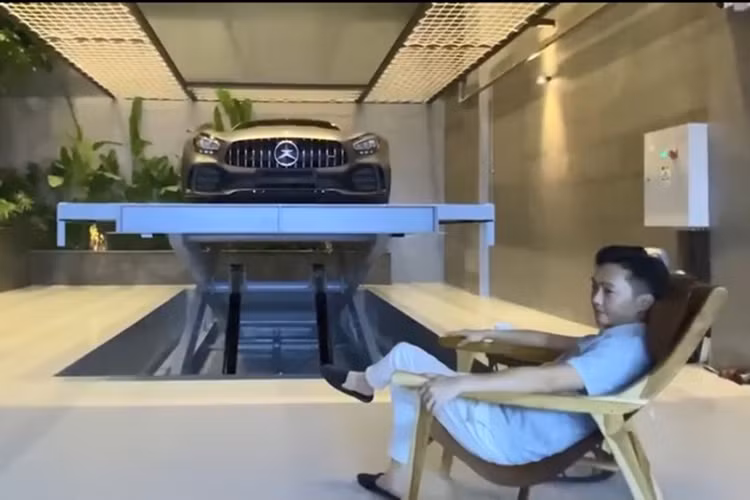 Mới đây, doanh nhân Nguyễn Quốc Cường hay còn gọi là Cường Đô la đã bất ngờ đăng tải một video khá thú vị lên trang cá nhân của mình và đã khiến cho giới mê xe sửng sờ khi gần cuối video là sự có mặt của chiếc siêu xe Mercedes-AMG GT R đầu tiên về Việt Nam.