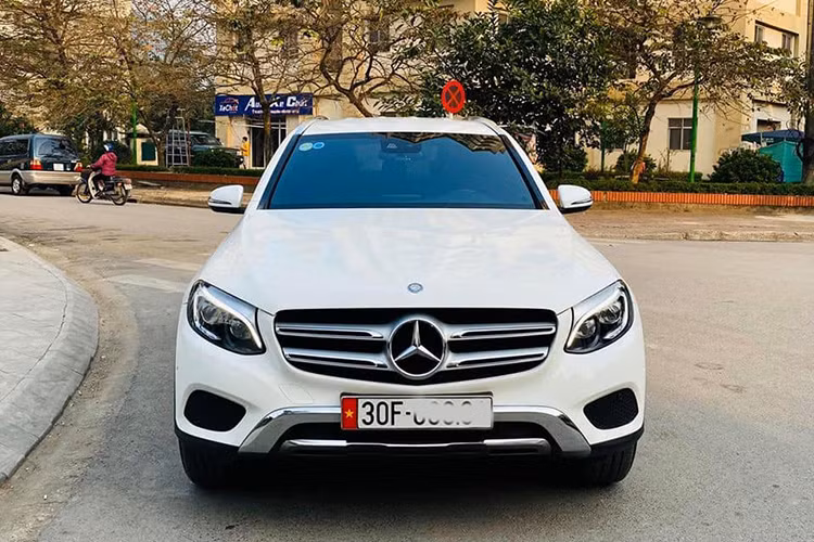 Trên GLC, xe không còn mang kiểu dáng “hình hộp” vuông vức đặc trưng trên GLK mà đã lột xác trở thành một chiếc xe ấn tượng với ngôn ngữ thiết kế “Sensual Purity. Phần đầu xe trông nổi bật với lưới tản nhiệt thanh đôi nằm ngang, logo ngôi sao ba cánh ở giữa. Cụm đèn pha cỡ lớn tích hợp đèn chiếu sáng ban ngày dạng LED.