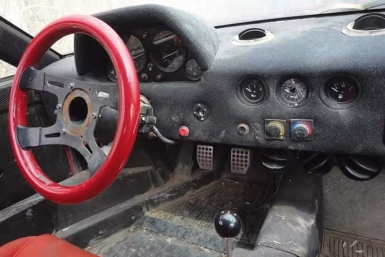 Tuy nhiên, chiếc siêu xe không ở trong tình trạng như Ratarossa kỳ vọng. Đã 4 năm đã trôi qua, chiếc Ferrari F40 này vẫn ở trong tình trạng mà Ratarossa từng chứng kiến trước đây. Chỉ khác ở chỗ, chiếc siêu xe hiện nằm trong một garage chứ không bị vứt ở ngoài trời như trước. Dù số công-tơ-mét của mới dừng ở con số 3.700 km nhưng chiếc siêu xe Ý lại bị hỏng khá nặng.
