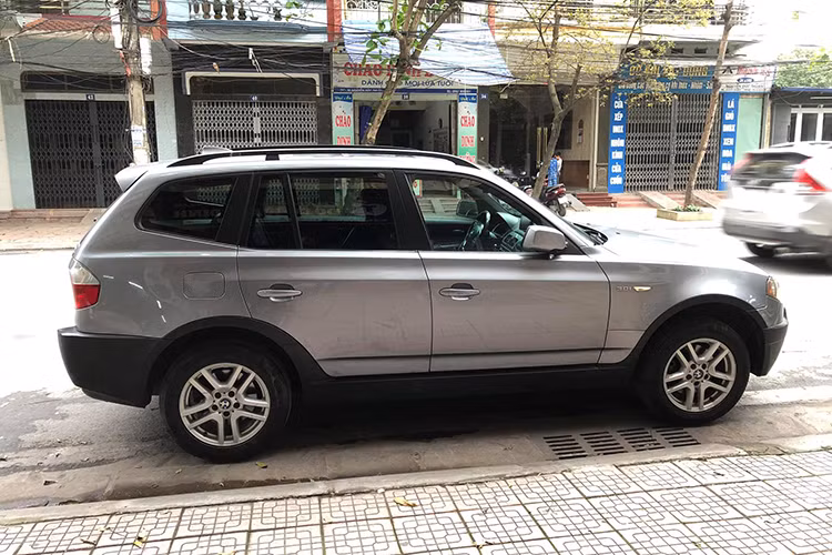Giá xe BMW X3 2004 trong bài viết này được chủ nhân chào bán trên sàn xe cũ với mức chỉ 260 triệu đồng (chưa thương lượng), nó chỉ tương đương giá của một chiếc Toyota Zace cùng đời 2004. Trong khi nếu mua mới cùng thời điểm, BMW X3 đắt gấp 4 đến 5 lần xe Toyota Zace.