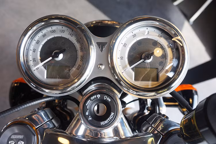 Cặp đồng hồ mang kiểu dáng cổ điển của Thruxton R nay đã có thêm 2 màn hình LCD nhỏ chỉ báo các thông tin khác nhau. Bên dưới là chảng 3 bằng nhôm được đánh bóng đầy hấp dẫn. Dù là một chiếc cafe racer nhưng do có cặp tay lái clip-on khá cao và rộng nên chiếc xe vẫn rất dễ điều khiển và không quá gây đau lưng như những chiếc cafe racer bình thường.