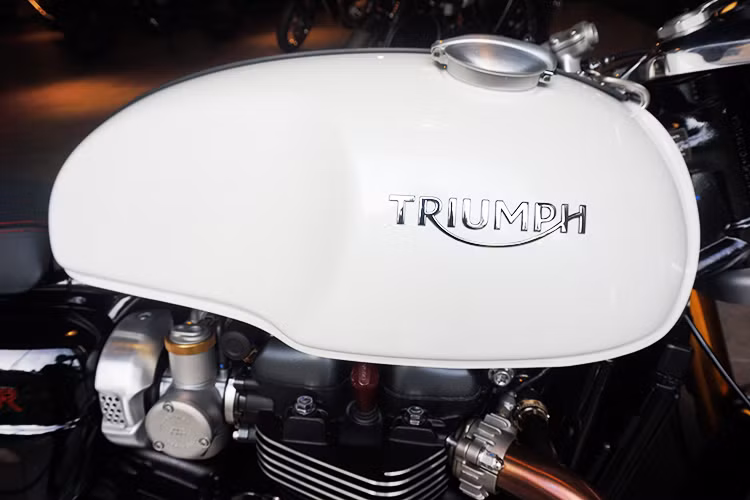 Theo đúng phong cách cafe racer, chiếc xe được trang bị một bình xăng lớn, dài và hẹp về phía sau. Phía trên bình xăng là nắp bằng nhôm và một dải kim loại đầy cá tính, có thể được sử dụng để móc thêm đai da gắn túi hay kẹp tài liệu. heo đúng phong cách cafe racer, chiếc được gắn sẵn một cặp gương nhỏ gọn ở hai bên gù tay lái.
