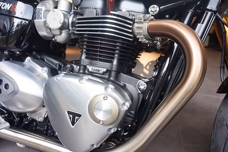 Cung cấp sức mạnh cho mẫu xe môtô Thruxton R 2017 là khối động cơ 2 xi-lanh 8 van 1200 cc làm mát bằng chất lỏng hoàn toàn mới, kết hợp cùng hộp số 6 cấp với ly hợp trượt (slipper clutch) giúp hạn chế tình trạng khóa bánh khi dồn số nhanh. Động cơ này cũng đã được sử dụng trên chiếc Triumph Bonneville T120 thế hệ mới.